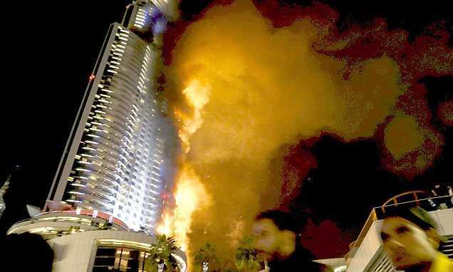 Clip: Siêu khách sạn ở Dubai chìm trong biển lửa đêm giao thừa