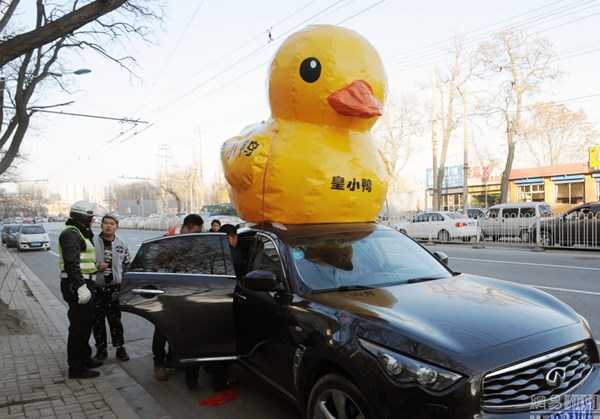 Đại gia Trung Quốc 'đại náo' thành phố với siêu xe chở vịt khổng lồ