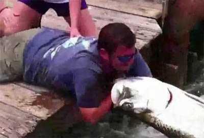 Clip: Cách câu cá cực dị, dùng tay làm mồi nhử