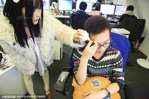 Những kiểu quan tâm của công ty khiến nhân viên 'sởn gai ốc'