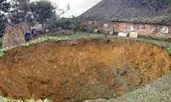 Hố 'tử thần' lún sụt sâu 15m ngay sát tỉnh lộ ở Bắc Kạn