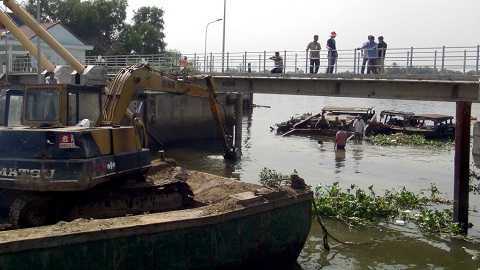 Sà lan chở 200 tấn cát chìm xuống đáy sông trong tích tắc