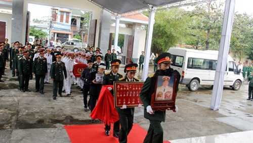 Đưa linh cữu Thượng tướng Nguyễn Chơn về với quê mẹ