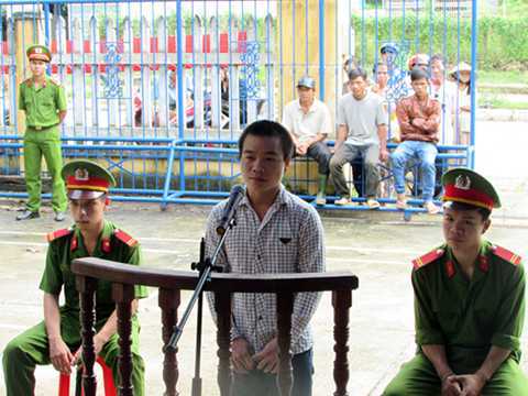 Đòi lấy vợ hai, chồng chém trọng thương 'bà cả' đang mang bầu