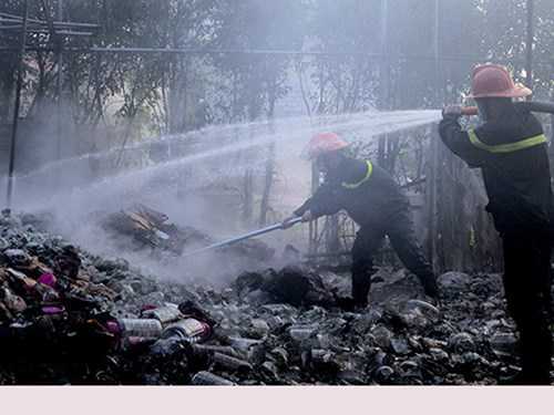 Cháy lớn xưởng gốm Bát Tràng, hơn 2.000m2 bị thiêu rụi