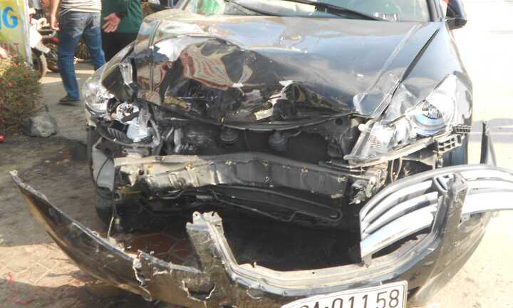 Ô tô 'điên' gây tai nạn liên hoàn, 3 học sinh nguy kịch