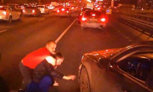 Clip: Bắt nạt nhầm đối tượng, tài xế bị hạ gục thảm hại