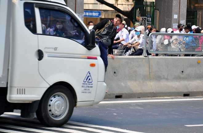 Ngang nhiên tháo tấm chống lóa trên quốc lộ 1 trèo qua đường