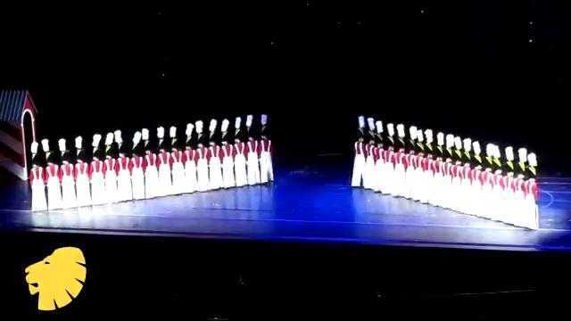 Tròn mắt xem màn đồng diễn đều tăm tắp như máy