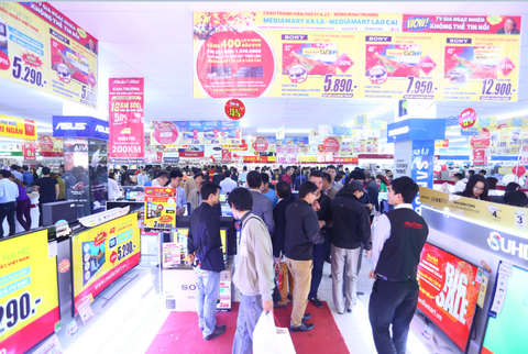 Siêu thị điện máy khai trương khuyến mại khủng, người dân háo hức sắm tết sớm