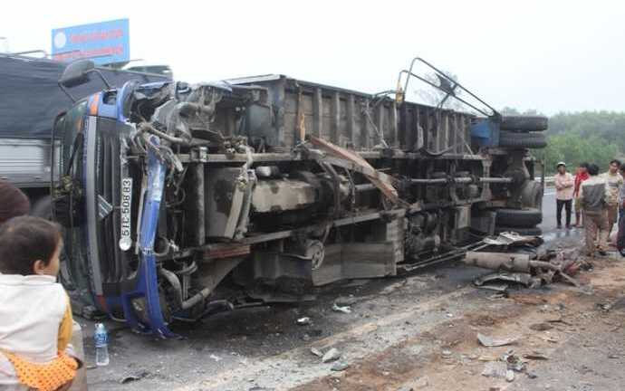 Xe tải cày nát dải phân cách rồi lật nhào trên quốc lộ