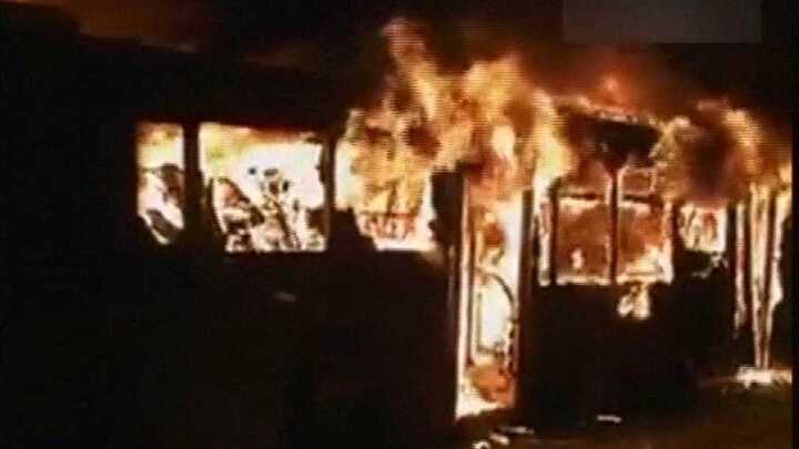 Video: Kinh hoàng xe buýt bị đốt cháy ngùn ngụt, 17 người chết