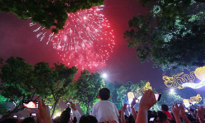 Nợ 17 tỷ vẫn 'chơi sang' đốt pháo hoa, Chủ tịch huyện bị kiểm điểm