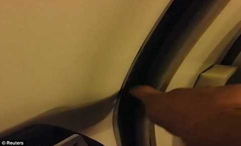 Bay 30 phút mới biết cửa thoát hiểm máy bay bị hở