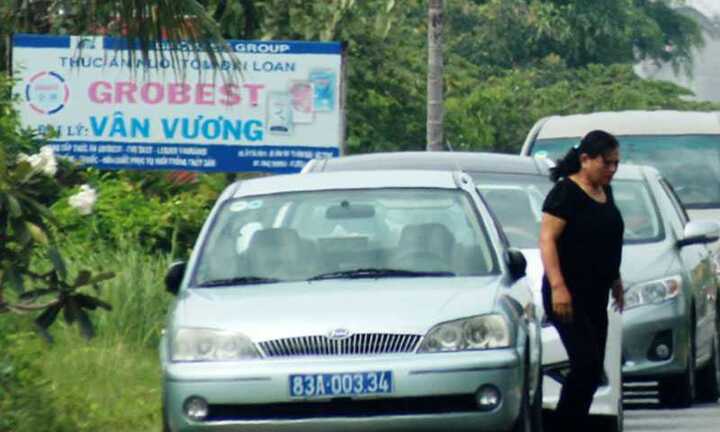 Đoàn xe công 'rủ' nhau đi đám giỗ nhà em gái Chủ tịch tỉnh