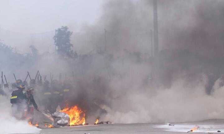 Ảnh: Hàng ngàn cảnh sát tập khống chế đám đông đốt lửa chống đối