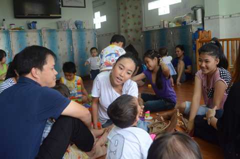 Ca sĩ Đoan Trang thăm trẻ em mồ côi mái ấm Mai Tâm