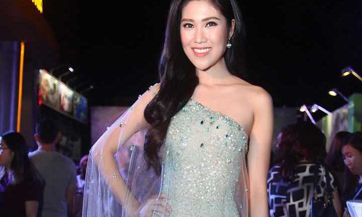 Thu Hằng quyến rũ trên thảm đỏ với váy xẻ tà