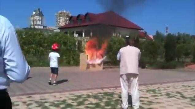 Video: Quả cầu ‘thần kỳ’ giúp dập lửa tức thời khi phát nổ