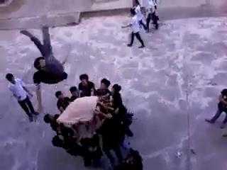 Đau tim với trò tung hứng người liều lĩnh của các bạn trẻ