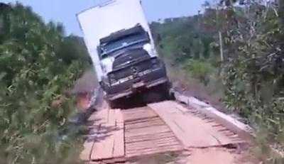 Clip: Xe tải gồng mình đi qua cầu yếu và cái kết thảm