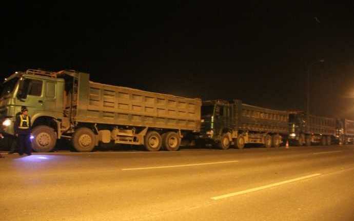 Ảnh: Trắng đêm xử lý 'tập đoàn' xe quá tải 'quyết sống còn' trên đại lộ Thăng Long