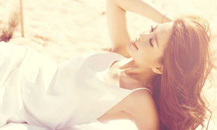 Á hậu Diễm Trang khoe chân thon nuột nà khi đi trăng mật