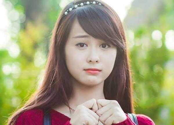 Vẻ đẹp trong sáng của nữ sinh đất Cảng khiến bao chàng trai mê đắm