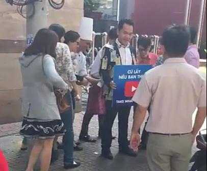 Clip: Thanh niên ‘chơi trội’ mặc áo dán đầy tiền ra đường và cái kết ‘đắng’