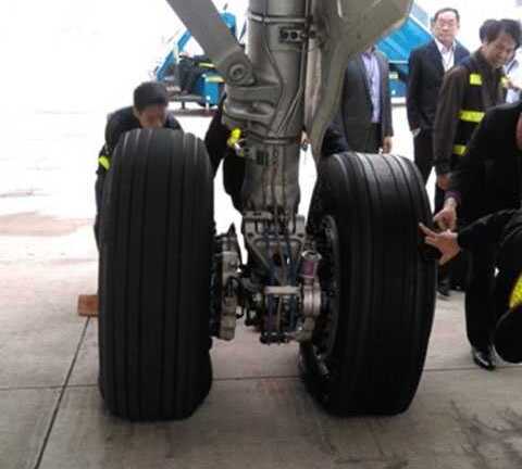 Máy bay VietnamAirlines bị xịt lốp được cấp cứu thế nào?