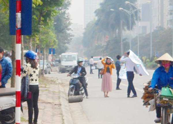 Môi giới nhà 'kiểu mới': Ra đường vẫy khách, tư vấn trên vỉa hè