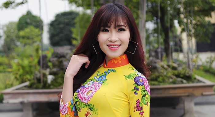 Hot girl Hà Thành khoe dáng chuẩn trong tà áo dài đón Xuân