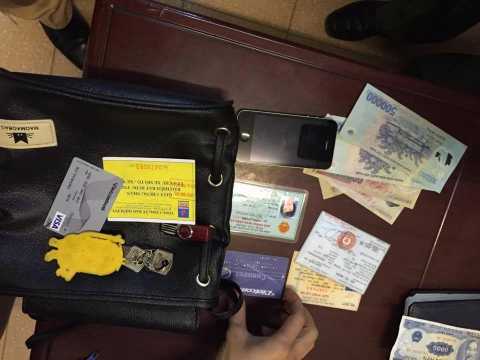 Tên cướp ném gạch đá về phía cảnh sát khi bị truy bắt