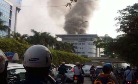 Khói đen nghi ngút cao hàng chục mét ở Toyota Mỹ Đình