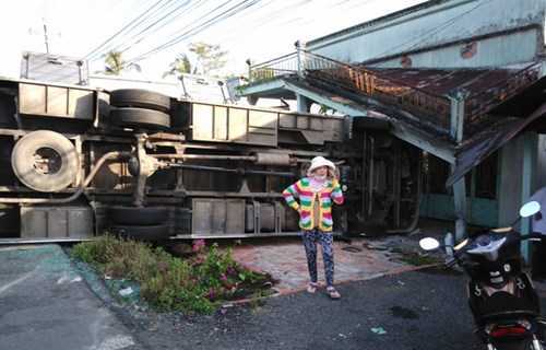 Kinh hoàng xe đám hỏi đâm sập mái nhà dân, lật nghiêng giữa đường