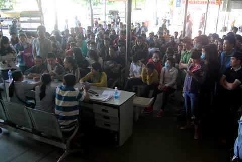 Chen nhau chờ mua vé xe Tết trong ngày đầu mở bán