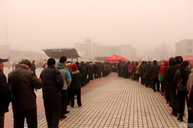 Vì tờ lịch miễn phí, người Trung Quốc đứng vài tiếng trong bụi bẩn