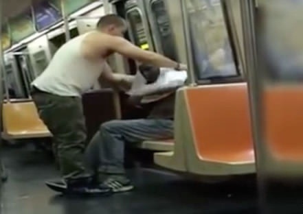 Clip 'soái ca' cởi áo tặng cho người vô gia cư gây bão mạng