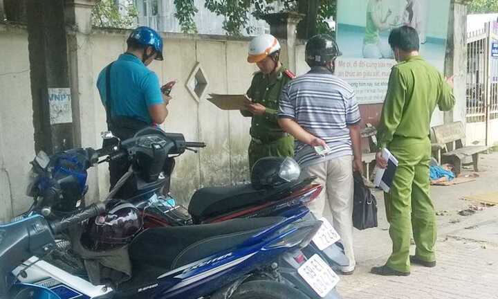 Tá hỏa phát hiện người đàn ông gục chết trước cổng bệnh viện