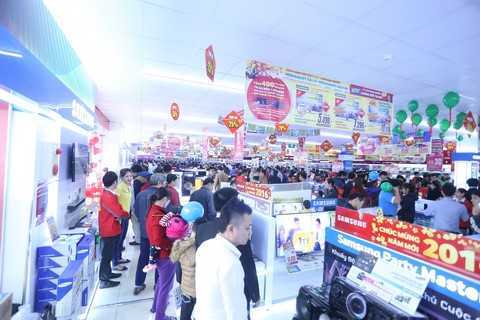 Điện máy về tỉnh, người dân Lào Cai tấp nập mua sắm tết