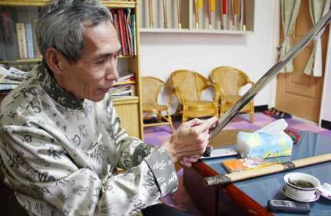 Chuyện ly kỳ về người luyện bảo kiếm chém đá như bùn