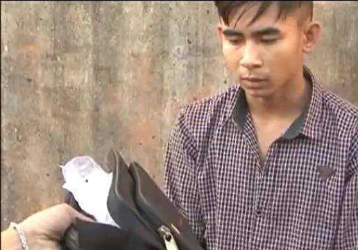 Cướp rút dao, bình xịt hơi cay tấn công người phụ nữ ven đường