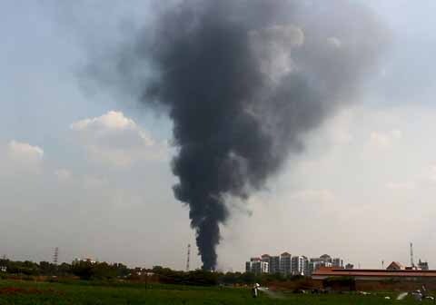 Cột khói hàng chục mét bao trùm đám cháy xưởng sản xuất thực phẩm