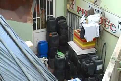 Dân nơm nớp sống cạnh kho pha chế axit tại nhà