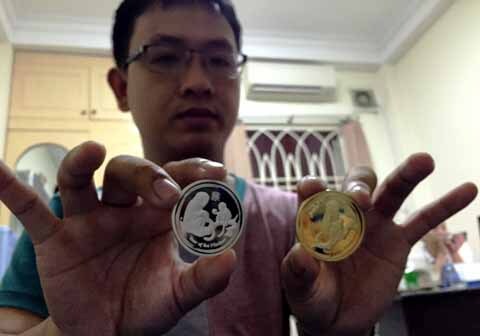 Dân Sài Gòn lùng mua đồng xu mạ vàng in hình khỉ làm quà Tết