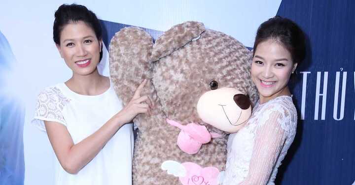 Trang Trần ôm gấu bông khổng lồ đến chúc mừng Thủy Bi