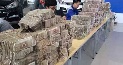 Mang 10 thùng tiền lẻ đi mua ô tô