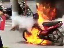 Clip bị CSGT phạt, thanh niên châm lửa đốt xe ngay tại chỗ