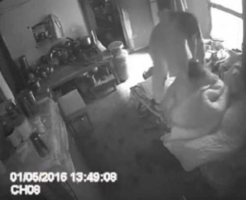 Clip con dâu bóp cổ, đánh đập mẹ chồng gây rúng động Ấn Độ