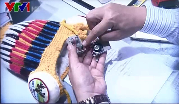 Thiết bị bí ẩn bên trong mũ len trẻ em là gì?